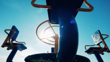 Güneşli gökyüzü covid-19 salgını sırasında dönen bir atlıkarınca ile.