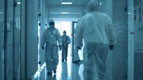 Personas en peligro trabajan en el hospital durante una pandemia . — Vídeos de Stock