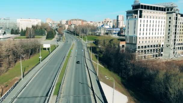 Pohled na město s dálnicí během karantény — Stock video