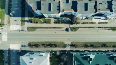 Kilit altındaki boş bir şehir yolunun yukarıdan görüntüsü