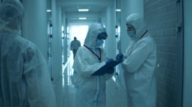 İki doktor klinikte işlerini tartışıyor..