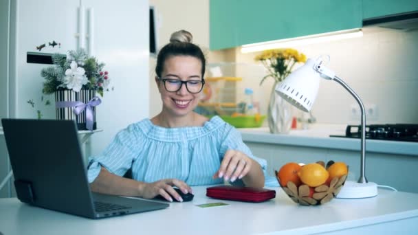 Pembelian selama penguncian. Wanita cantik sedang berbelanja online saat berada di rumah selama pandemi covid-19. — Stok Video