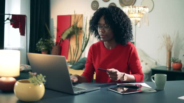 Brown-skinned woman in quarantine is doing online purchases — Stock Video