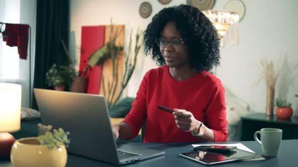 幸せな暗い肌の女性は、自己分離でオンラインショッピングしている — ストック動画