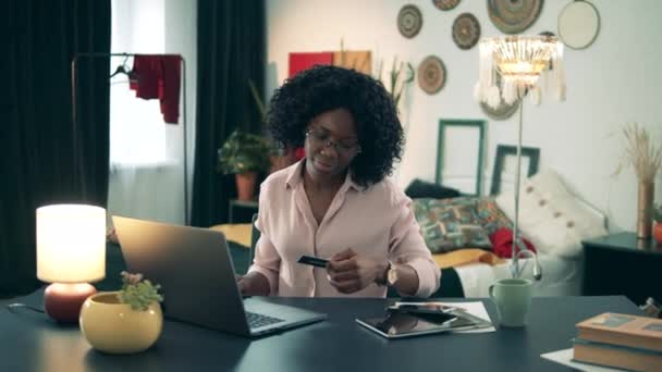 African-American lady is using a laptop for shopping in self-isolation — Stock Video