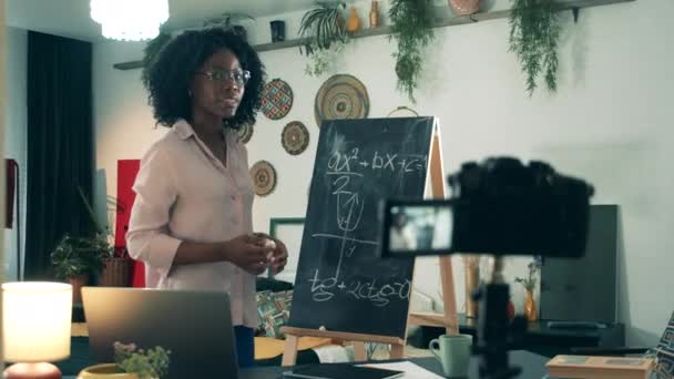 Video les wordt gedaan door een Afrikaans-Amerikaanse dame thuis tijdens een coronavirus pandemie. — Stockvideo