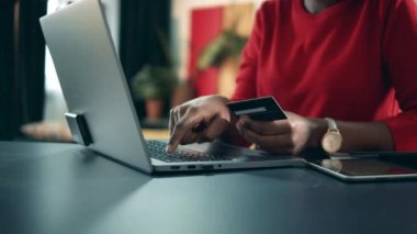 Kart bilgileri bir bayan tarafından bilgisayara giriliyor. Çevrimiçi alışveriş kokteyle.