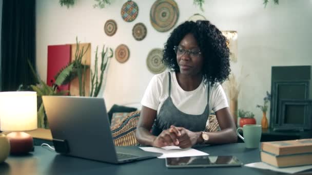 African-American lady is doing thumbs-up during a video call. Remote business concept. — Stock Video