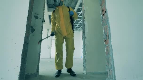 Sanitär-Experte desinfiziert unvollständige Räume — Stockvideo