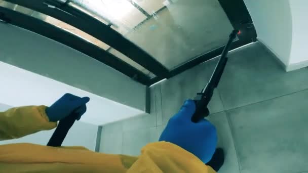 Chemische desinfectie gefilmd vanuit het oogpunt van de eerste persoon — Stockvideo