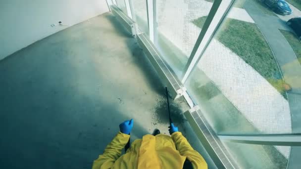 Pakar kebersihan menyemprotkan bahan kimia dalam pandangan orang pertama — Stok Video
