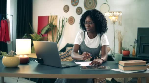 Afro-Amerikaanse dame gebruikt een laptop voor een gesprek in lockdown. Bedrijfsconcept op afstand. — Stockvideo