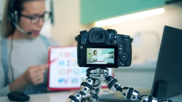 Enseignement à distance, enseignement à distance, concept d'enseignement en ligne. Un professeur travaille à la maison, à l'aide d'un ordinateur portable et d'une caméra . — Video