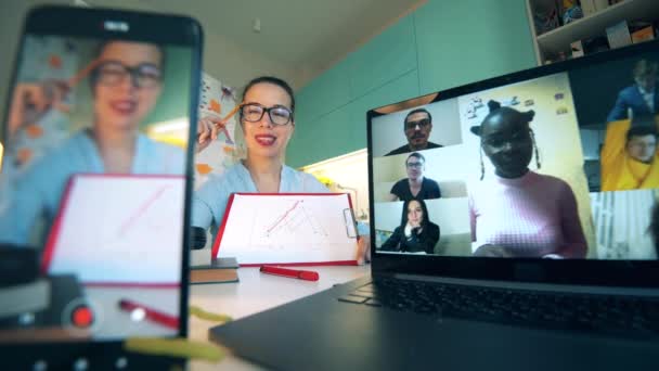 Enseignement à distance, enseignement à distance, concept d'enseignement en ligne. Enseignant en ligne parle aux étudiants via ordinateur portable pendant l'auto-isolement . — Video