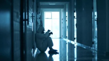 Paramedikler koridorda yoruldu.