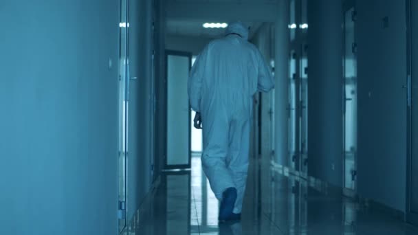 Tired paramedic sits down on the floor in the hospital hall — Stock Video