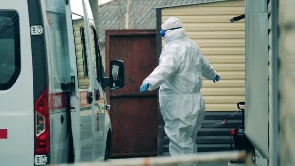 Un ambulancier se désinfecte avec des produits chimiques. — Video