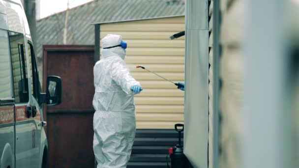 Desinfección química de un trabajador médico en un traje de materiales peligrosos — Vídeos de Stock