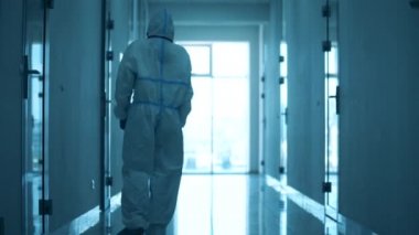 Kadın doktor hastane koridorunda yoruldu.