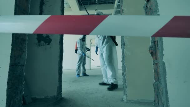 Незавершені дверні прорізи дезінфікуються інспекторами — стокове відео