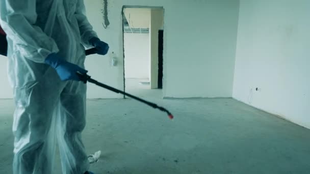 Sanitární pracovníci dezinfikují nedokončené dveře — Stock video