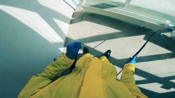 Pohled první osoby na dezinfekci drtící chemikálie — Stock video