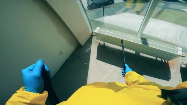 Vue à la première personne d'un travailleur sanitaire pendant la désinfection — Video
