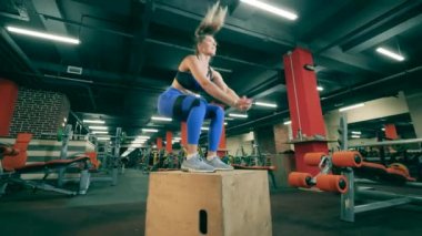 Çok güzel bir bayan tatbikat sırasında zıplıyor.