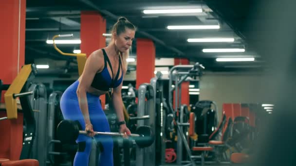 Crossfit treinamento de uma mulher com um exercício de elevação de bar — Vídeo de Stock