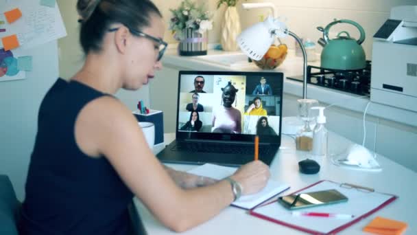 Concepto de reunión de videoconferencia. Conferencia llamada se lleva a cabo en el apartamento de las mujeres — Vídeos de Stock