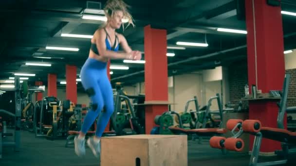 Eine Frau springt beim Crossfit-Training im Fitnessstudio — Stockvideo