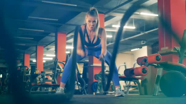 体操馆里一个强壮女人的交叉练习 — 图库视频影像