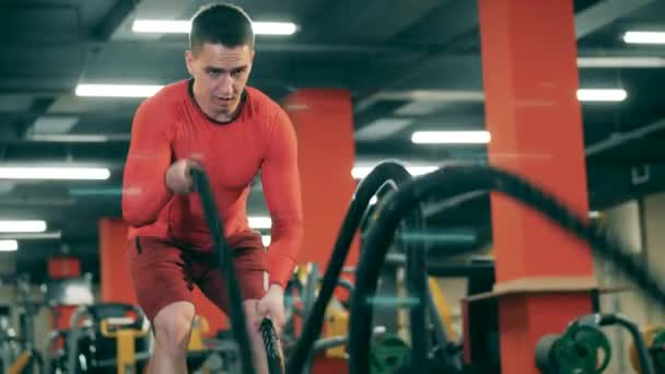 Un homme fait du crossfit dans la salle de gym — Video