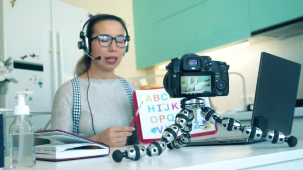 Vrouwelijke specialist neemt thuis een educatieve video op — Stockvideo