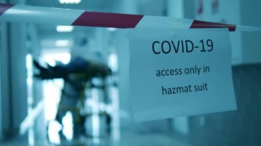 Koridor kilit altında ve bir doktor hastayı muayene ediyor.
