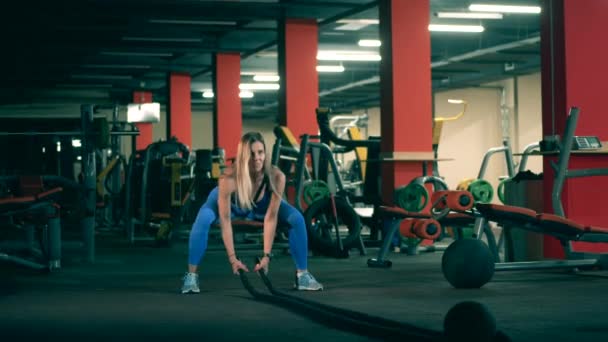 Прекрасная женщина во время тренировки по кроссфиту в тренажерном зале — стоковое видео