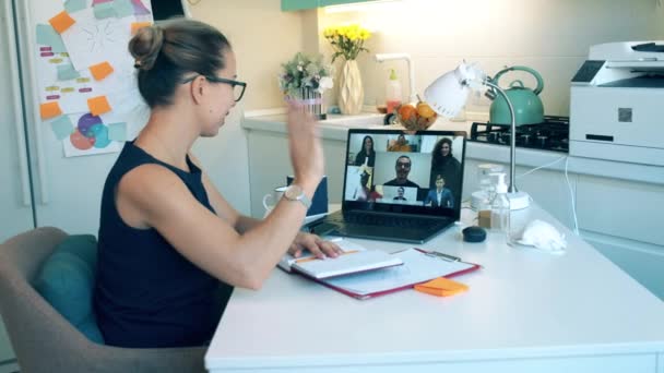 A lady is taking part in a video conference call in quarantine. Videoconference meeting. — Stock Video