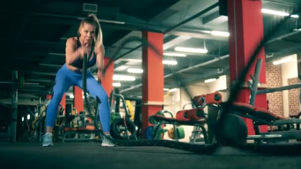 Fuerte dama está haciendo crossfit en el gimnasio — Vídeo de stock