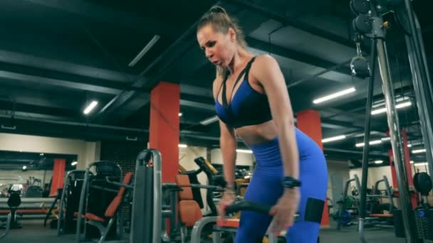 En dam arbetar med sina armar under crossfit träning — Stockvideo