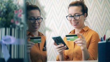 Güzel bayan çevrimiçi alışveriş yaparken mutlu. Çevrimiçi bankacılık, online ödeme kavramı.