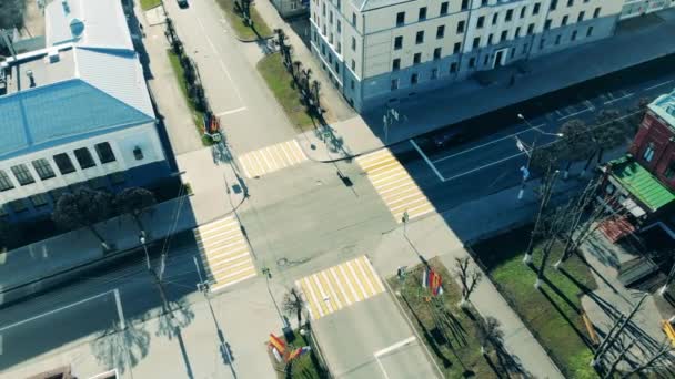 上から見ると車が少ない街の交差点 — ストック動画