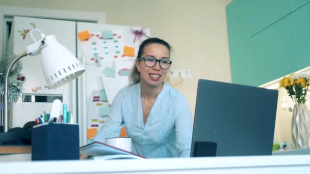 Mujer encantadora está sosteniendo una lección en línea en encierro — Vídeo de stock