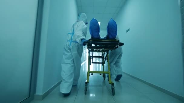 Hôpital Coronavirus, concept de clinique COVID-19. Un patient est transporté sur un chariot par des experts médicaux — Video