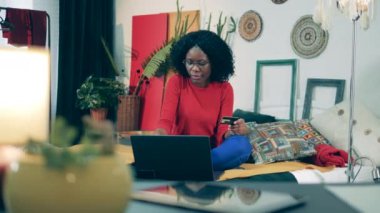 İnternetten alışveriş yapan Afrikalı bir kadının yalnızlığı.