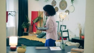 Genç Afrikalı kadın evinden bir video görüşmesi yapıyor.