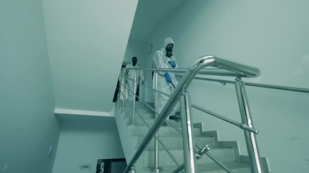 有危险的人在楼梯上消毒. — 图库视频影像