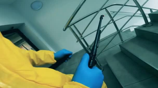 Desinfectante profesional pulveriza escalera con antiséptico . — Vídeo de stock
