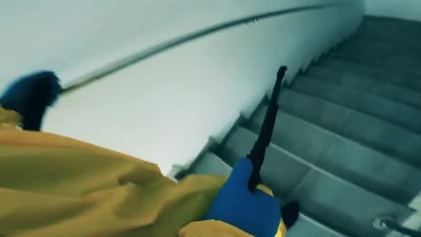 Hombre limpia escalera con una máquina de pulverización . — Vídeos de Stock