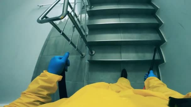 Escadaria dos pulverizadores do desinfetor para matar o coronavírus . — Vídeo de Stock