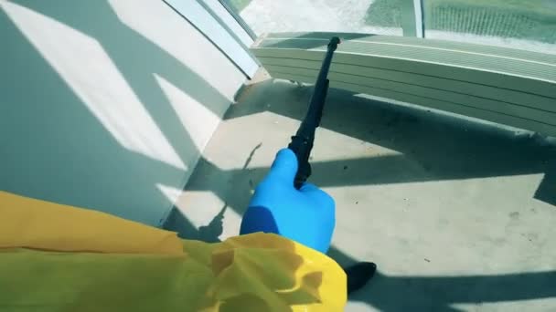 Sanitärarbeiter benutzt Sprühmaschine zur Desinfektion von Räumen. — Stockvideo